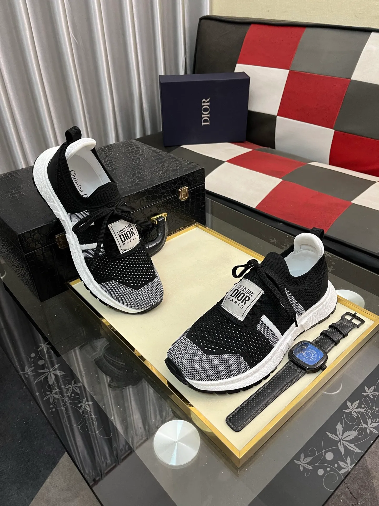 Men's men's shoes 💰400⌚️⌚️Dior unique modern style sneakers. 🏃Casual LeFou original leather😍😍 Yangli (refuses to discolor and rub feet) soles: Original soles specially provided by the original factory, super cool😍 Lace-up to bring wind when walking👍Style design ⚠️Super comfortable and wear-resistant original soles. Code number: 38-443️⃣Colors available